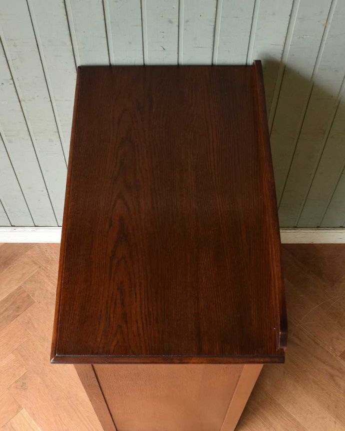 アンティークのチェスト アンティーク家具 英国スタイルのインテリアに、オーク材のアンティーク4段チェスト。天板も木目がとってもキレイです。(q-1088-f)