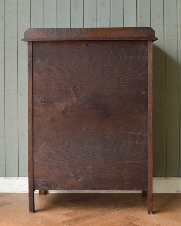 アンティークのチェスト アンティーク家具 英国スタイルのインテリアに、オーク材のアンティーク4段チェスト。アンティークは新品ではないので、もちろん経年変化によるキズはありますが、専門の職人が目立たないようキレイにお直しをしているので、後姿までキレイです。(q-1088-f)