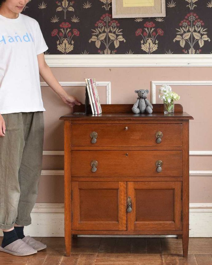 アンティークのチェスト　アンティーク家具　扉と引き出しが付いた英国輸入家具、アンティークカップボードチェスト（食器棚）。引き出しと扉の収納があります。(q-1089-f)