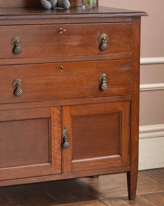 アンティークのチェスト　アンティーク家具　扉と引き出しが付いた英国輸入家具、アンティークカップボードチェスト（食器棚）。小物をたくさん置けるので、鏡を置いてドレッサー風にして使ってもいいですね。(q-1089-f)