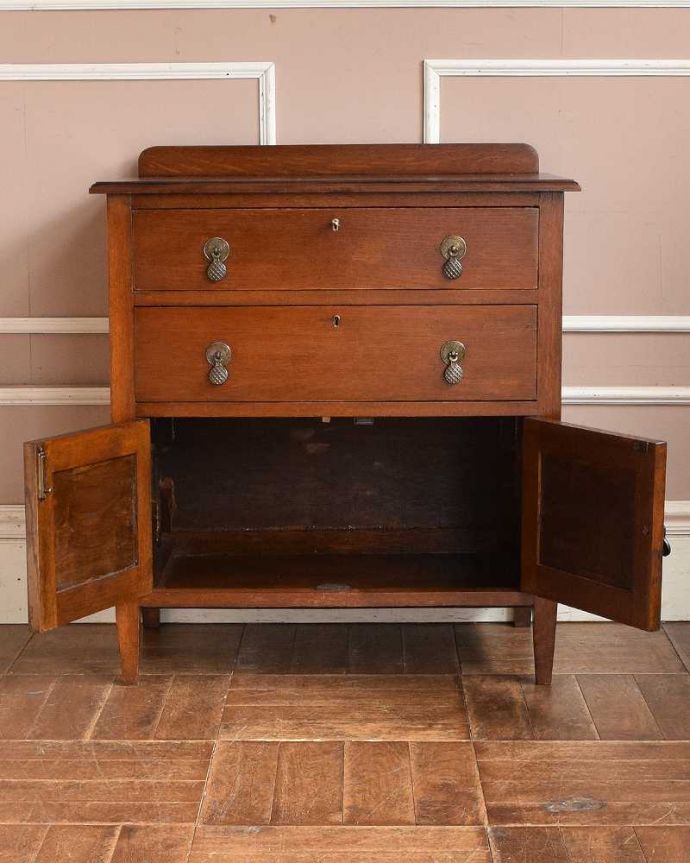 アンティークのチェスト　アンティーク家具　扉と引き出しが付いた英国輸入家具、アンティークカップボードチェスト（食器棚）。扉の中にはDVDや本、漫画なども実用的に収納できます。(q-1089-f)