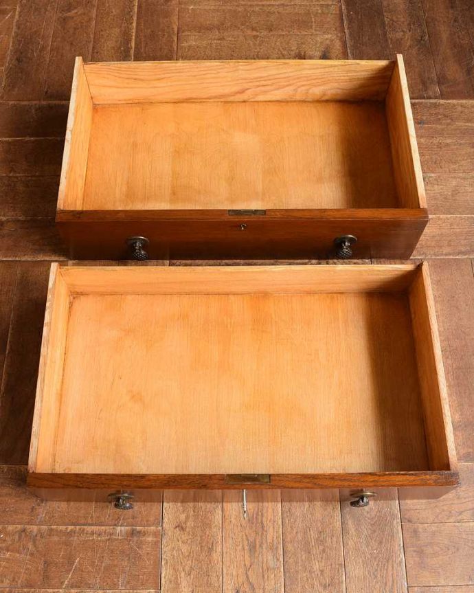 アンティークのチェスト　アンティーク家具　扉と引き出しが付いた英国輸入家具、アンティークカップボードチェスト（食器棚）。引き出しは手前が1段目です。(q-1089-f)