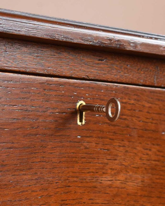 アンティークのチェスト　アンティーク家具　扉と引き出しが付いた英国輸入家具、アンティークカップボードチェスト（食器棚）。引き出しには鍵穴が付いています。(q-1089-f)