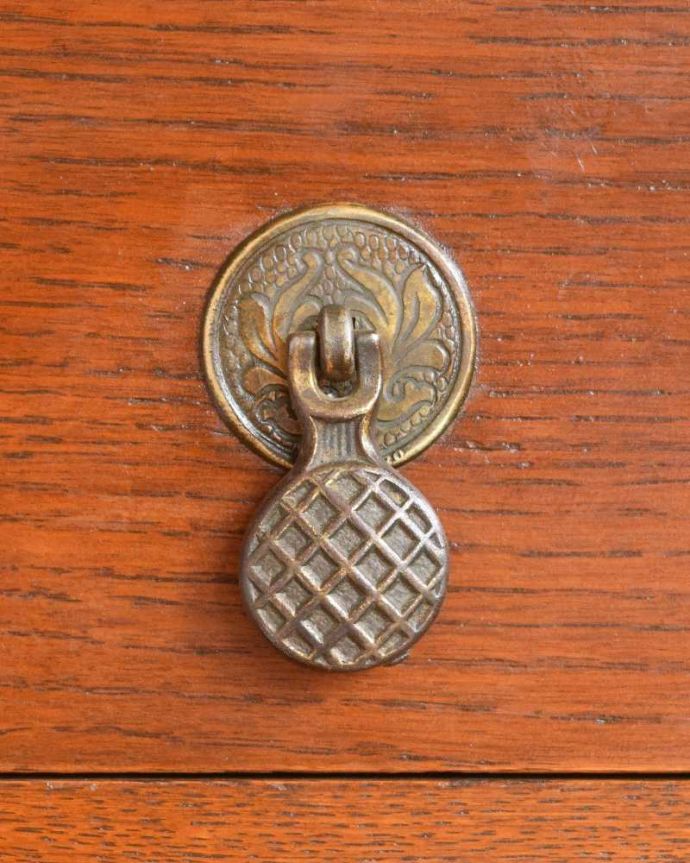 アンティークのチェスト　アンティーク家具　扉と引き出しが付いた英国輸入家具、アンティークカップボードチェスト（食器棚）。美しいアクセサリーの様な取っ手。(q-1089-f)