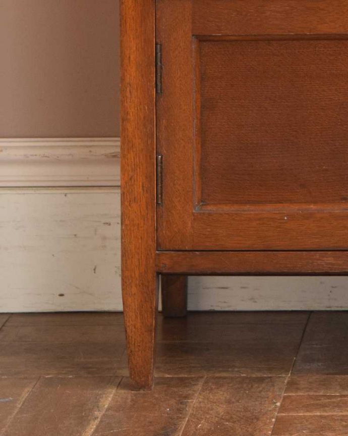 アンティークのチェスト　アンティーク家具　扉と引き出しが付いた英国輸入家具、アンティークカップボードチェスト（食器棚）。安定感のある脚がしっかり支えます。(q-1089-f)