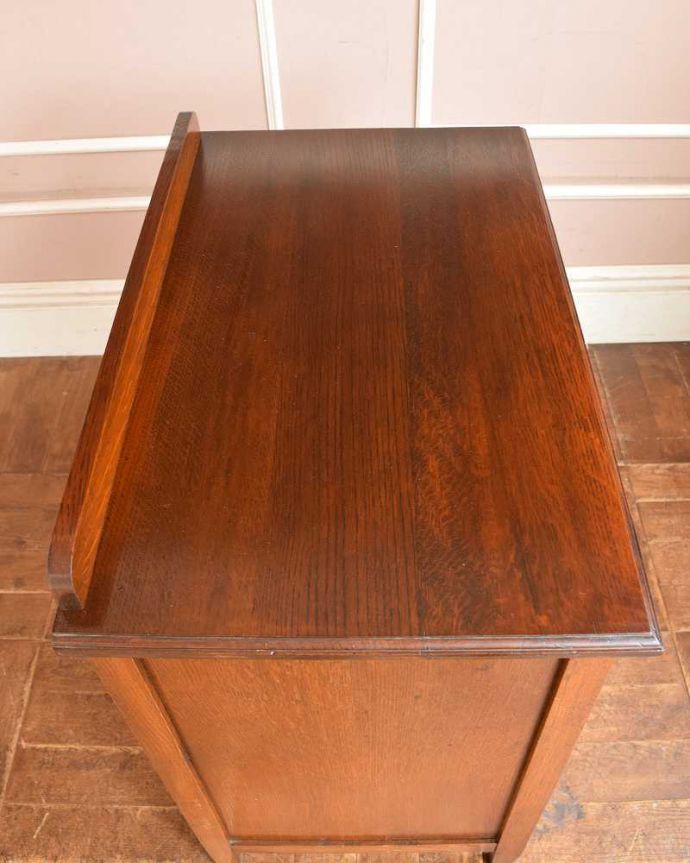 アンティークのチェスト　アンティーク家具　扉と引き出しが付いた英国輸入家具、アンティークカップボードチェスト（食器棚）。天板もピカピカにお直ししました。(q-1089-f)