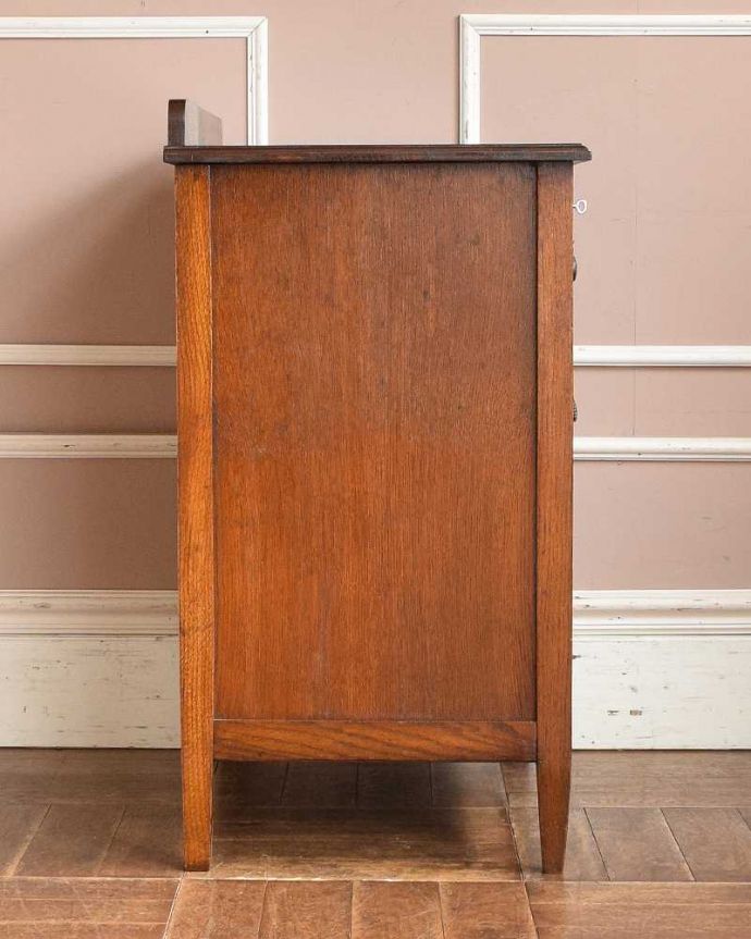 アンティークのチェスト　アンティーク家具　扉と引き出しが付いた英国輸入家具、アンティークカップボードチェスト（食器棚）。どこから見てもステキ。(q-1089-f)