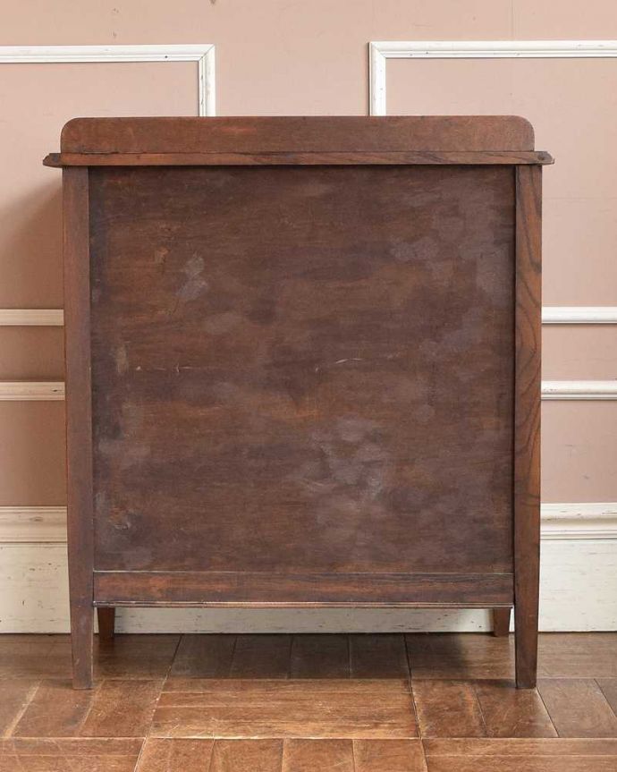 アンティークのチェスト　アンティーク家具　扉と引き出しが付いた英国輸入家具、アンティークカップボードチェスト（食器棚）。アンティークは新品ではないので、もちろん経年変化によるキズはありますが、専門の職人が目立たないようキレイにお直しをしているので、後姿までキレイです。(q-1089-f)