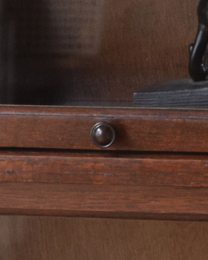 アンティークのキャビネット アンティーク家具 小さくて置きやすいスタッキングブックケース、英国輸入のアンティークキャビネット。ガラス戸は真ん丸な取っ手が付いています。(q-1090-f)