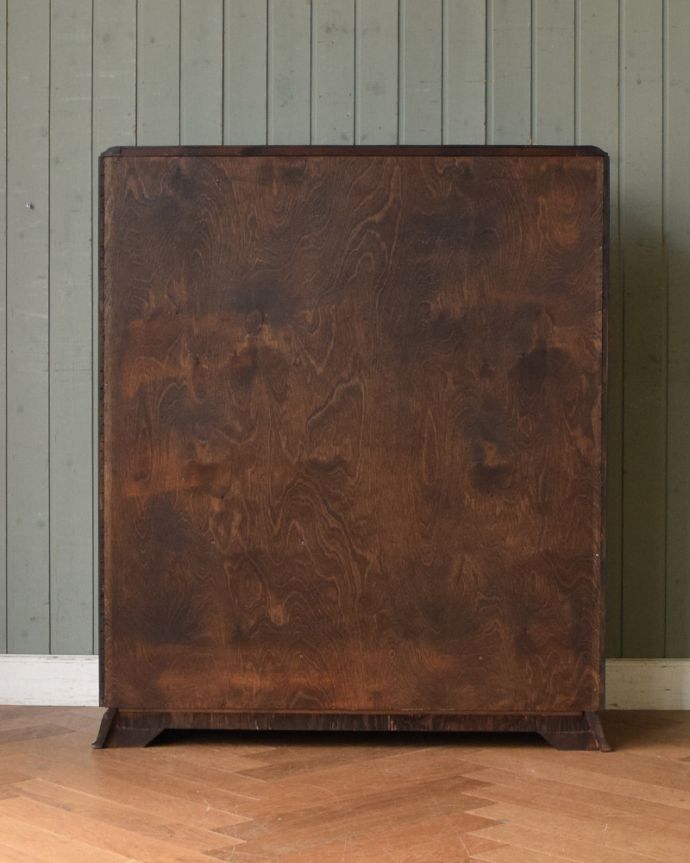 アンティークのキャビネット アンティーク家具 小さくて置きやすいスタッキングブックケース、英国輸入のアンティークキャビネット。アンティークは新品ではないので、もちろん経年変化によるキズはありますが、専門の職人が目立たないようキレイにお直しをしているので、後姿までキレイです。(q-1090-f)