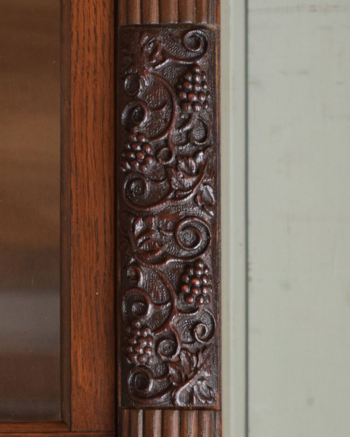 アンティークのキャビネット アンティーク家具 小さくて置きやすいスタッキングブックケース、英国輸入のアンティークキャビネット。優雅な彫りがワンポイントであります。(q-1090-f)