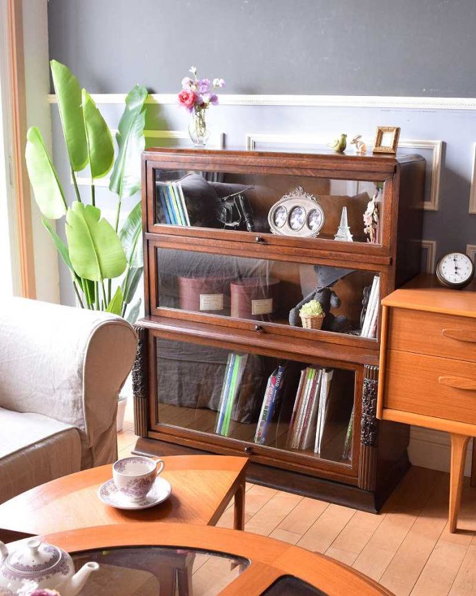 アンティークのキャビネット アンティーク家具 小さくて置きやすいスタッキングブックケース、英国輸入のアンティークキャビネット。ダイニングで食器、リビングで子どものおもちゃなど・・・飾りながらたっぷりしまえる可愛いキャビネットです!。(q-1090-f)