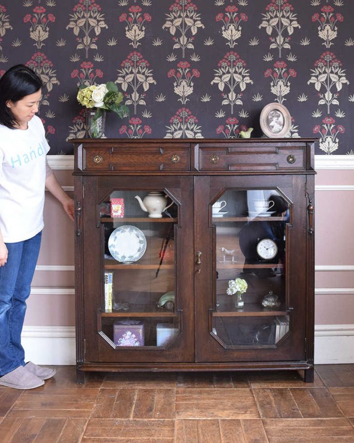 アンティークのキャビネット　アンティーク家具　英国輸入のアンティーク家具、引き出しも付いた素敵なブックケース（本棚）。英国らしい堂々とした風格のあるキャビネット重厚感ある佇まいで、落ち着いた雰囲気を演出してくれる所が英国アンティークのよさ。(q-1091-f)