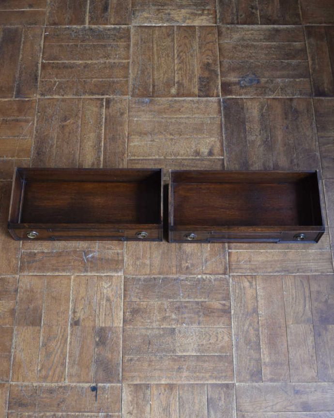 アンティークのキャビネット　アンティーク家具　英国輸入のアンティーク家具、引き出しも付いた素敵なブックケース（本棚）。キレイに修復したので、何を入れてもOK！もちろん引き出しの中も職人さんがキレイに直したので、安心して使って下さい。(q-1091-f)