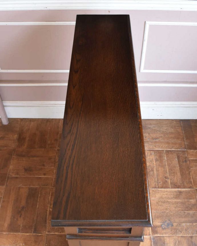 アンティークのキャビネット　アンティーク家具　英国輸入のアンティーク家具、引き出しも付いた素敵なブックケース（本棚）。何を置こうかな･･･？上から見ると、天板はこんな感じ。(q-1091-f)