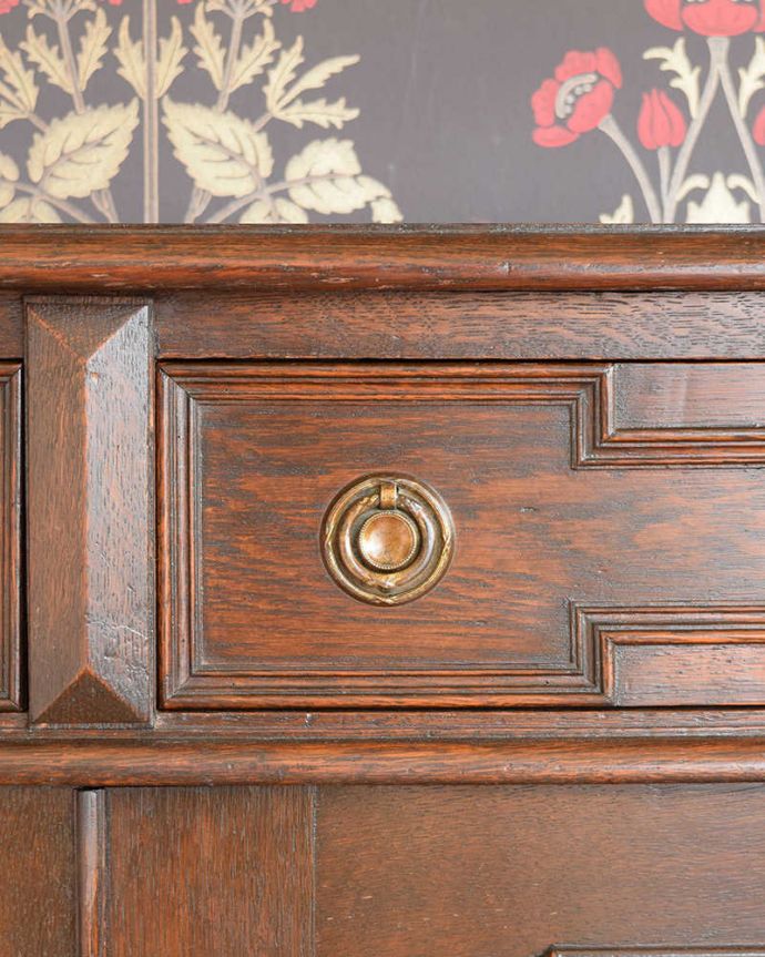 アンティークのキャビネット　アンティーク家具　英国輸入のアンティーク家具、引き出しも付いた素敵なブックケース（本棚）。引き出しの取っ手です。(q-1091-f)