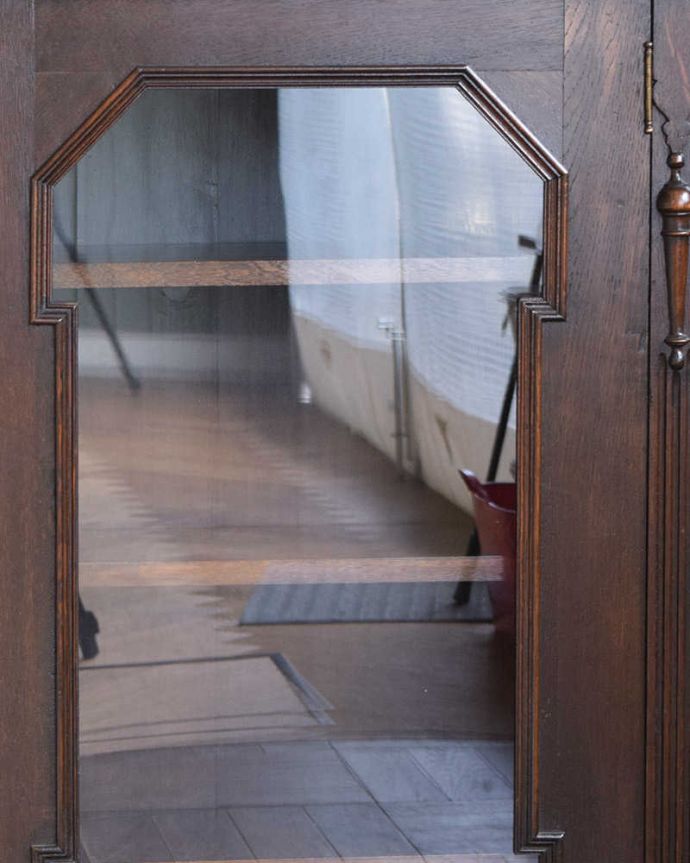 アンティークのキャビネット　アンティーク家具　英国輸入のアンティーク家具、引き出しも付いた素敵なブックケース（本棚）。木の装飾が上品なアクセントに・・・ガラスももちろん当時のものです。(q-1091-f)