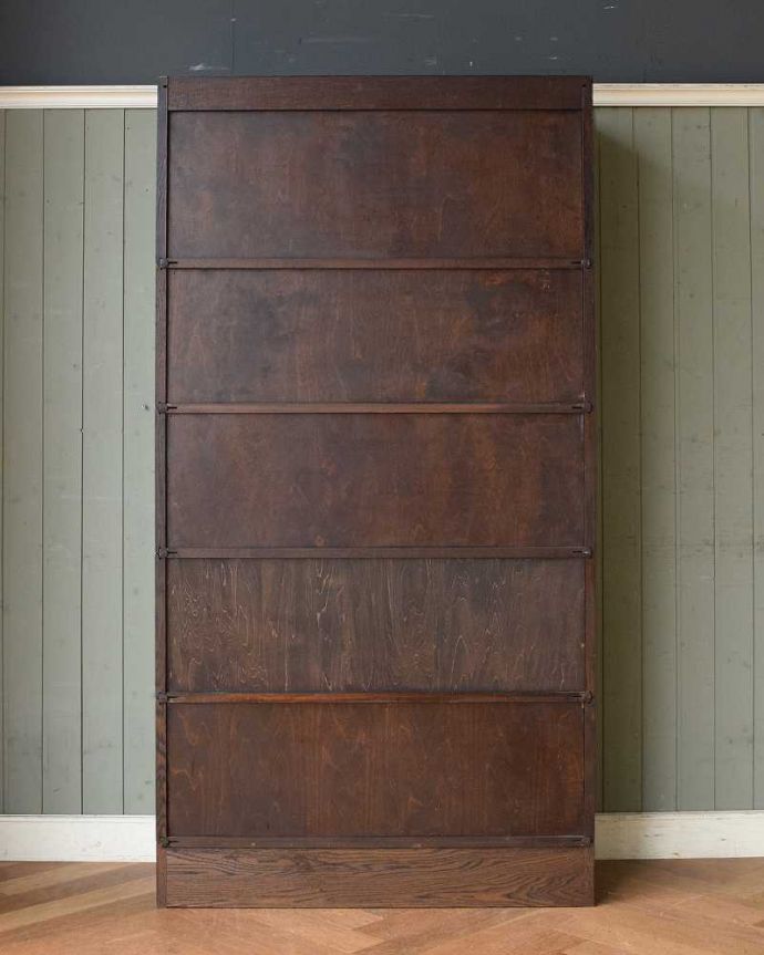 アンティークのキャビネット　アンティーク家具　重ねて積み上げるスタッキングブックケース、英国輸入のアンティークキャビネット。アンティークは新品ではないので、もちろん経年変化によるキズはありますが、専門の職人が目立たないようキレイにお直しをしているので、後姿までキレイです。(q-1092-f)