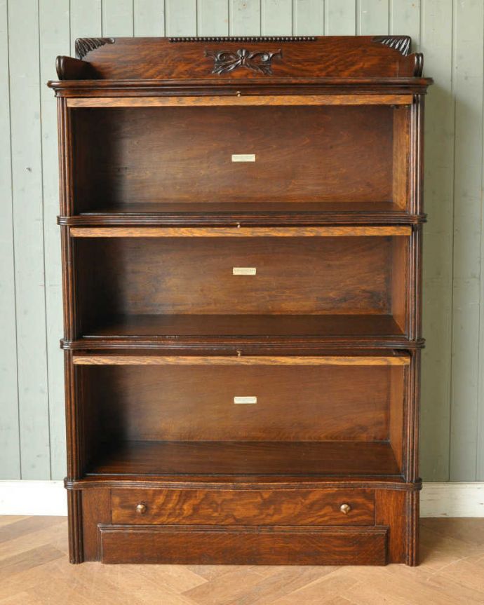 アンティークのキャビネット　アンティーク家具　珍しい引き出し付き！グローブ・ヴェルニッケ社のアンティークスタッキングブックケース（本棚） 。食器や写真立て、本やDVDなどなど、たくさん飾ればディスプレイの幅が広がります。(q-1093-f)
