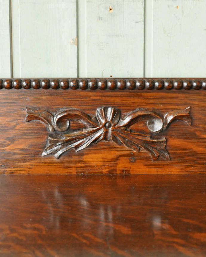 アンティークのキャビネット　アンティーク家具　珍しい引き出し付き！グローブ・ヴェルニッケ社のアンティークスタッキングブックケース（本棚） 。トップにはリボンモチーフの美しい装飾が付いています。(q-1093-f)