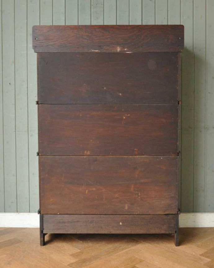 アンティークのキャビネット　アンティーク家具　珍しい引き出し付き！グローブ・ヴェルニッケ社のアンティークスタッキングブックケース（本棚） 。アンティークは新品ではないので、もちろん経年変化によるキズはありますが、専門の職人が目立たないようキレイにお直しをしているので、後姿までキレイです。(q-1093-f)