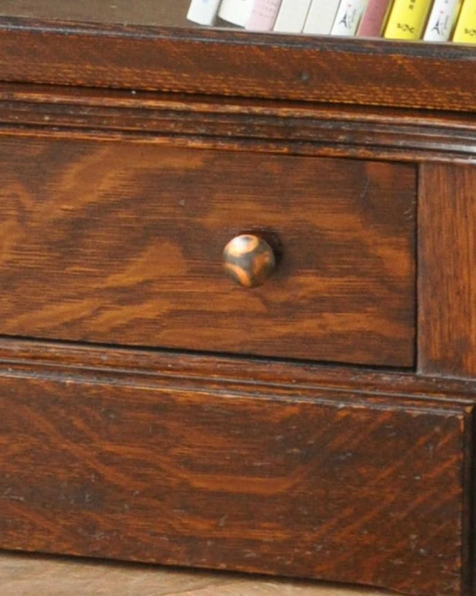 アンティークのキャビネット　アンティーク家具　珍しい引き出し付き！グローブ・ヴェルニッケ社のアンティークスタッキングブックケース（本棚） 。真ん丸な取っ手が付いています。(q-1093-f)