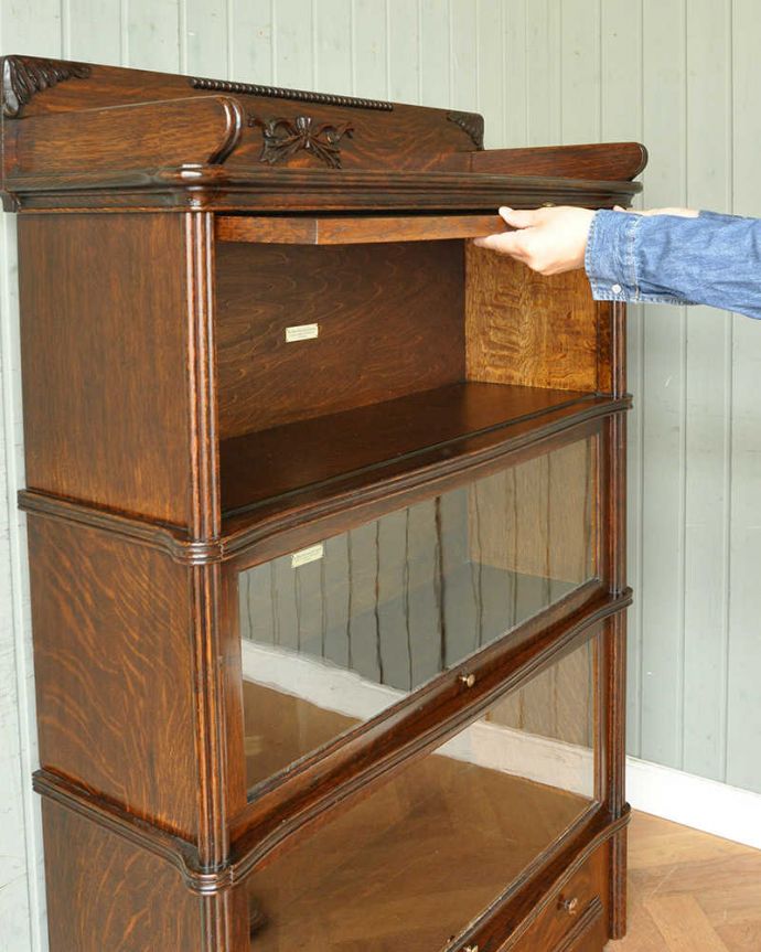 アンティークのキャビネット　アンティーク家具　珍しい引き出し付き！グローブ・ヴェルニッケ社のアンティークスタッキングブックケース（本棚） 。スライドさせて開く扉が特徴。(q-1093-f)