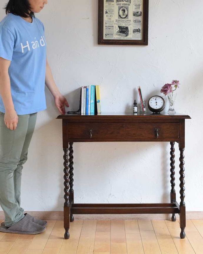 アンティークのテーブル　アンティーク家具　英国輸入のアンティーク家具、ツイスト脚がキレイな引き出し付きのホールテーブル。置くだけで雰囲気をよくしてくれるオケージョナルテーブル。(q-1096-f)