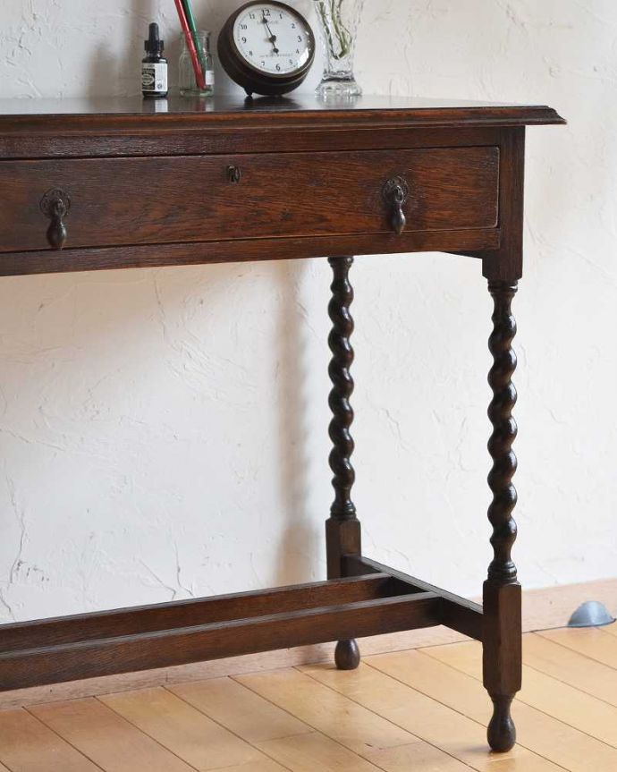 アンティークのテーブル　アンティーク家具　英国輸入のアンティーク家具、ツイスト脚がキレイな引き出し付きのホールテーブル。引き出し付きです。(q-1096-f)