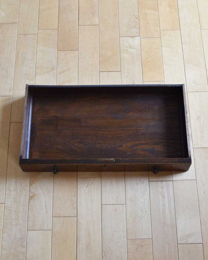 アンティークのテーブル　アンティーク家具　英国輸入のアンティーク家具、ツイスト脚がキレイな引き出し付きのホールテーブル。引き出しは1杯。(q-1096-f)