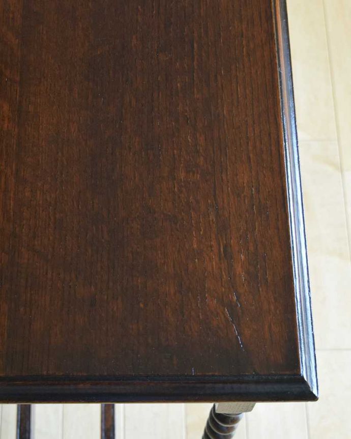 アンティークのテーブル　アンティーク家具　英国輸入のアンティーク家具、ツイスト脚がキレイな引き出し付きのホールテーブル。きちんとお直ししているので、天板もキレイな状態です。(q-1096-f)