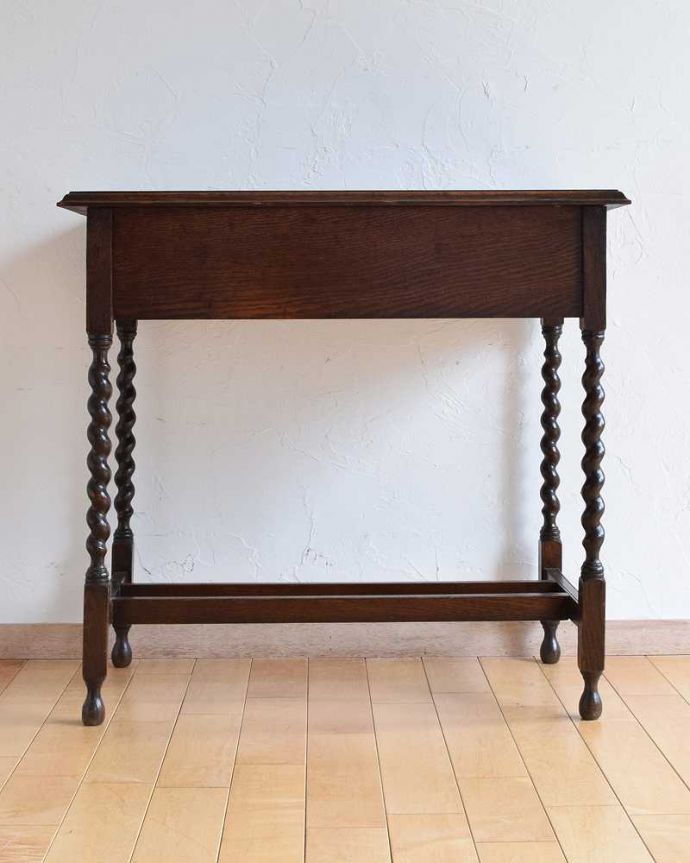 アンティークのテーブル　アンティーク家具　英国輸入のアンティーク家具、ツイスト脚がキレイな引き出し付きのホールテーブル。アンティークは新品ではないので、もちろん経年変化によるキズはありますが、専門の職人が目立たないようキレイにお直しをしているので、後姿までキレイです。(q-1096-f)