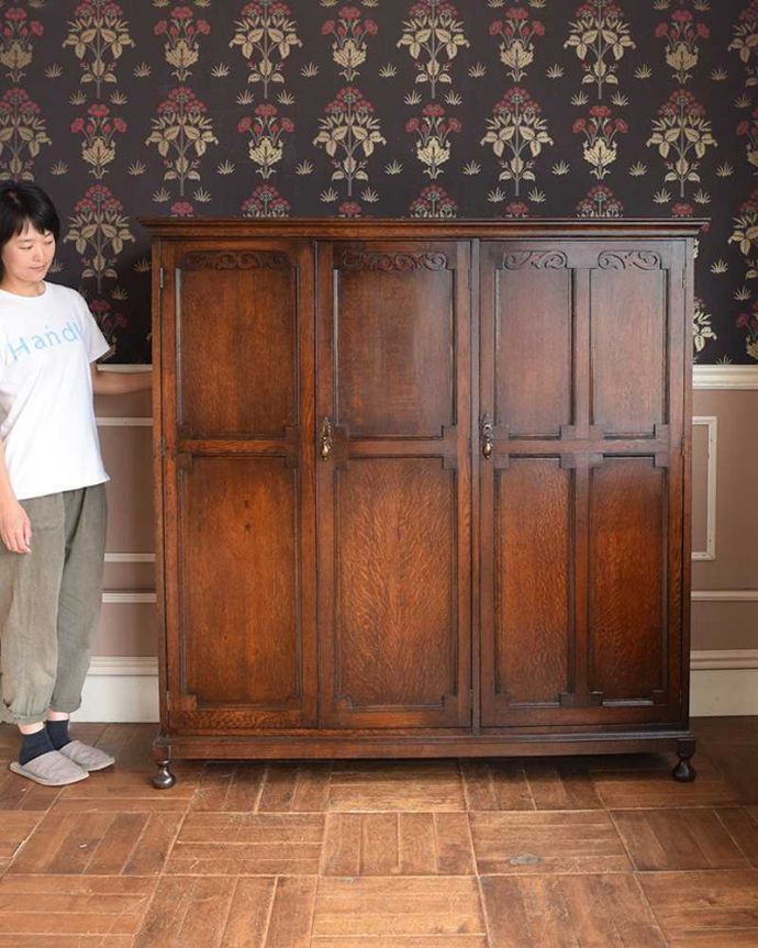 ワードローブ　アンティーク家具　英国紳士のアンティーク家具、彫刻が美しいオーク材のワードローブ。外国製のワードローブは装飾があちこちにあるので、絵になるアイテム。(q-1097-f)