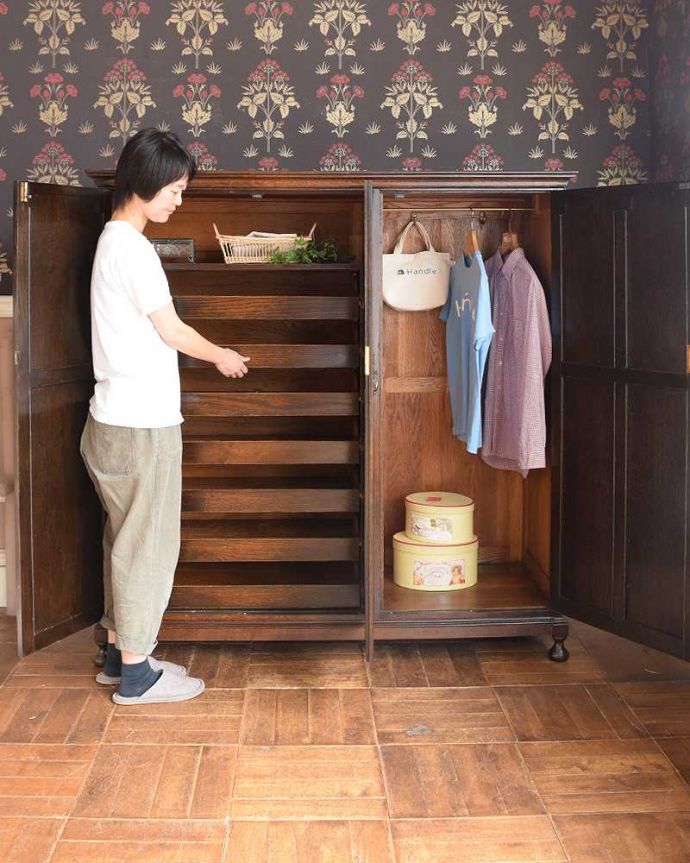 ワードローブ　アンティーク家具　英国紳士のアンティーク家具、彫刻が美しいオーク材のワードローブ。今日は何を着ようかな？お出かけ前のひとときが楽しみになります。(q-1097-f)