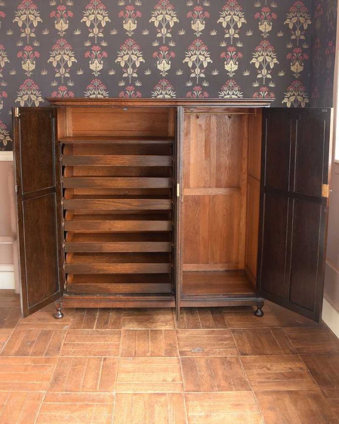 ワードローブ　アンティーク家具　英国紳士のアンティーク家具、彫刻が美しいオーク材のワードローブ。たっぷり収納できるとっても便利なワードローブ。(q-1097-f)