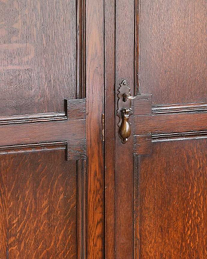 ワードローブ　アンティーク家具　英国紳士のアンティーク家具、彫刻が美しいオーク材のワードローブ。アンティークの風合いたっぷりの取っ手もアクセントになっています。(q-1097-f)