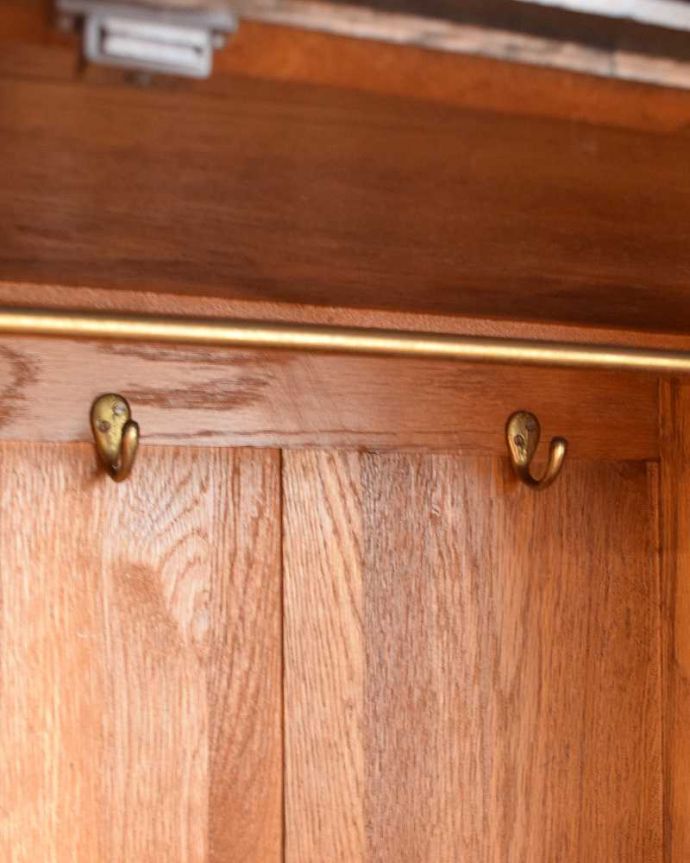 ワードローブ　アンティーク家具　英国紳士のアンティーク家具、彫刻が美しいオーク材のワードローブ。ハンガーが引っ掛けられるポールが通っています。(q-1097-f)