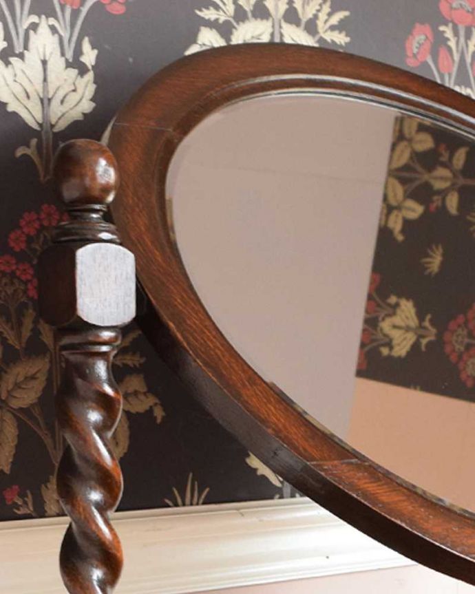 アンティークのドレッサー　アンティーク家具　アンティークの英国輸入家具、ツイストが美しいドレッシングチェスト（ドレッサー）。アンティークのミラーには美しいカッティングが入っているので高級感があります。(q-1098-f)