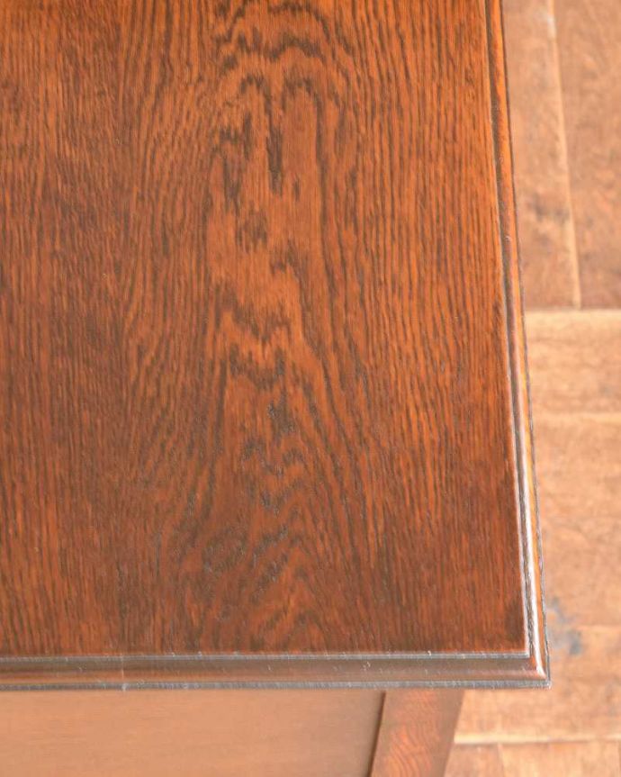 アンティークのドレッサー　アンティーク家具　アンティークの英国輸入家具、ツイストが美しいドレッシングチェスト（ドレッサー）。角もキレイな状態です。(q-1098-f)