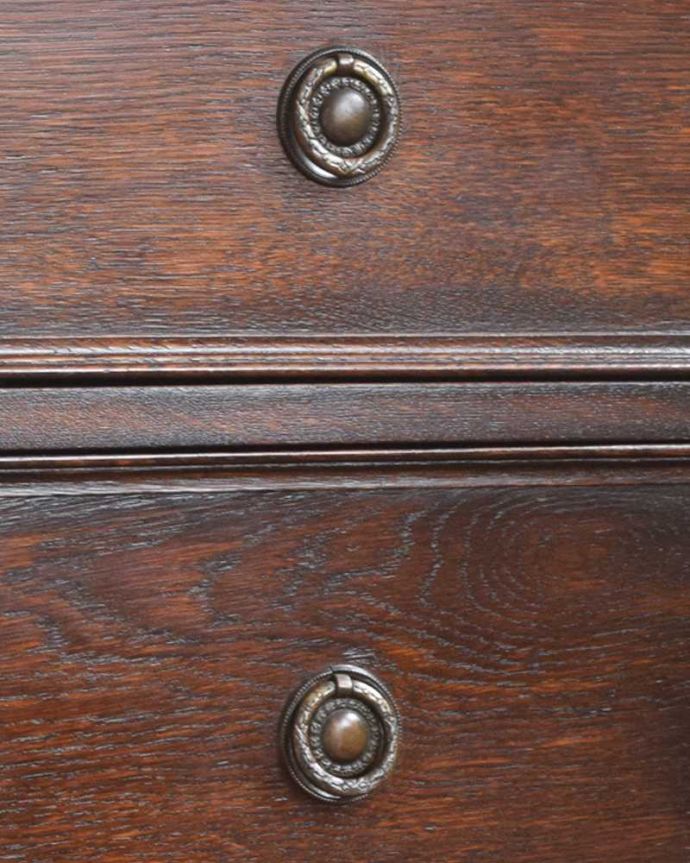 アンティークのドレッサー　アンティーク家具　アンティークの英国輸入家具、ツイストが美しいドレッシングチェスト（ドレッサー）。味わい深い取っ手から、時間の流れを感じることができます。(q-1098-f)