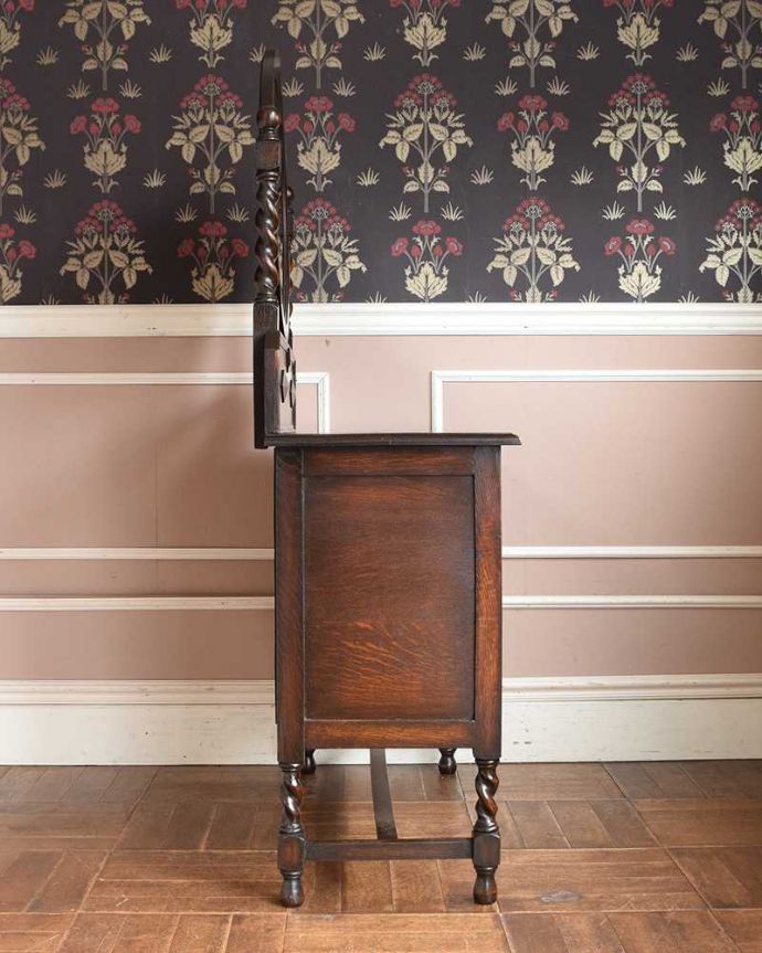 アンティークのドレッサー　アンティーク家具　アンティークの英国輸入家具、ツイストが美しいドレッシングチェスト（ドレッサー）。どこから見てもステキ。(q-1098-f)