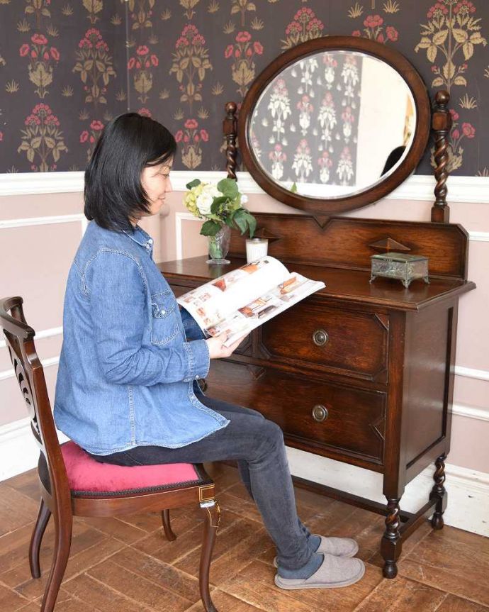 アンティークのドレッサー　アンティーク家具　アンティークの英国輸入家具、ツイストが美しいドレッシングチェスト（ドレッサー）。パソコンなどを置いてちょっとした作業スペースにもなります。(q-1098-f)