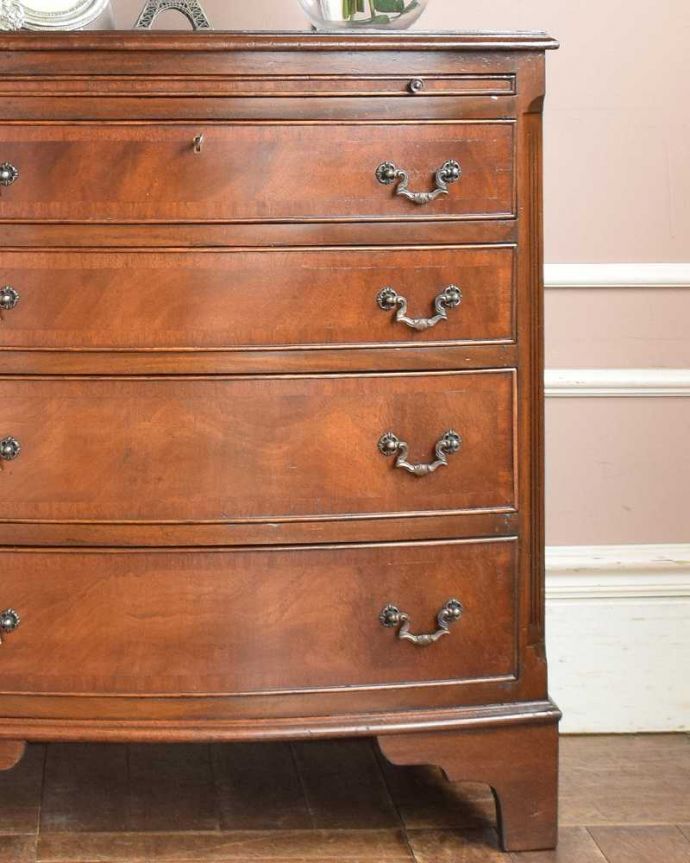 アンティークのチェスト アンティーク家具 スライドトレー付きのチェストオブドロワーズ、収納力があるアンティーク英国家具。「見せる収納」は、置く場所を選びませんチェストと言っても見た目が素敵なので、お部屋の中で一番目立つ場所に置いて使ってみて下さい。(q-1099-f)