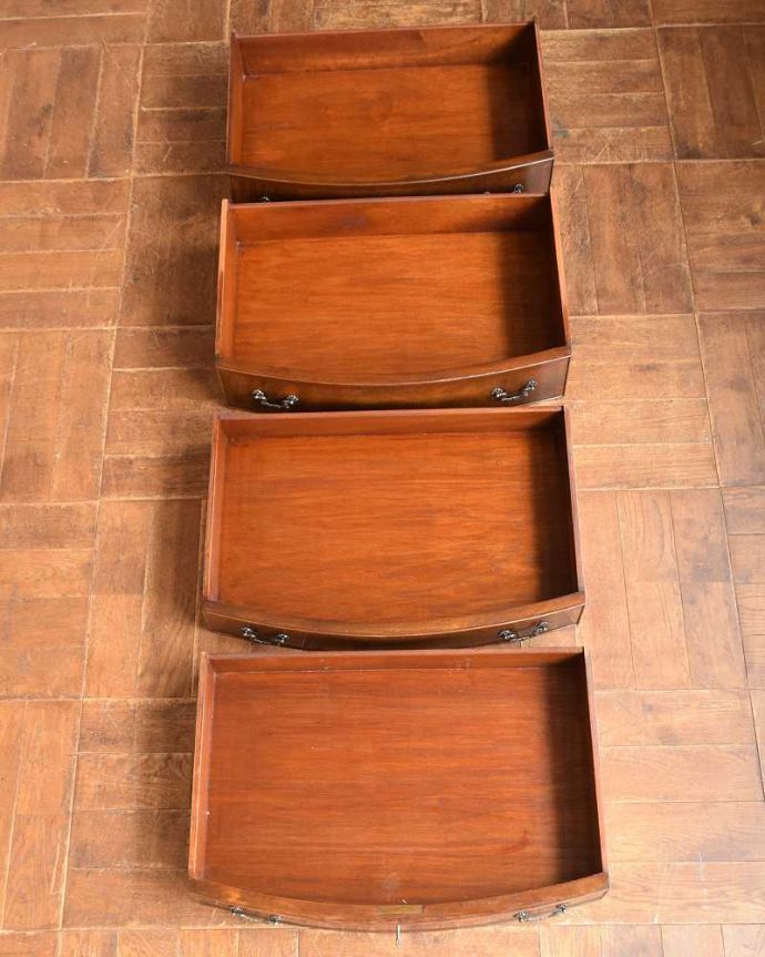 アンティークのチェスト アンティーク家具 スライドトレー付きのチェストオブドロワーズ、収納力があるアンティーク英国家具。キレイに修復したので、何を入れてもOK!もちろん引き出しの中も職人さんがキレイに修復したので、お洋服はもちろん、いろんなものを収納して実用的に使って下さい。(q-1099-f)