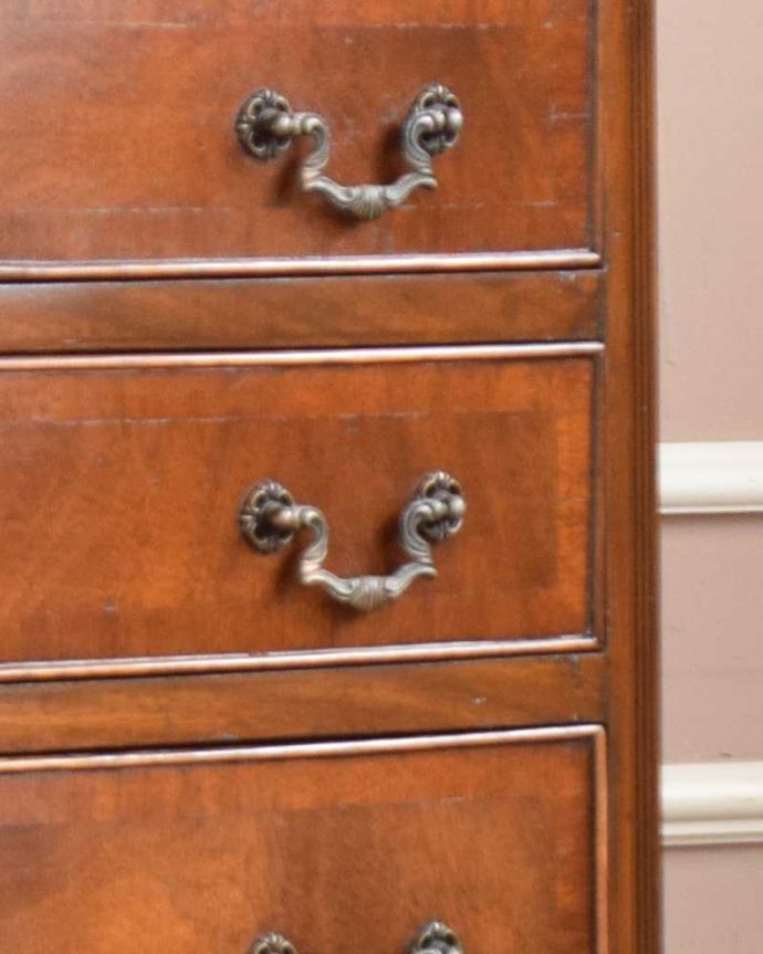 アンティークのチェスト アンティーク家具 スライドトレー付きのチェストオブドロワーズ、収納力があるアンティーク英国家具。取っ手もアンティークらしいデザインアンティーク家具は、取っ手のようなパーツも、なんだか高級感があるんですよね。(q-1099-f)