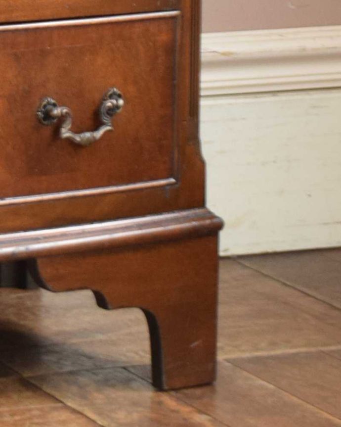 アンティークのチェスト アンティーク家具 スライドトレー付きのチェストオブドロワーズ、収納力があるアンティーク英国家具。女性1人でラクラク運べちゃう仕掛けHandleのアンティークは、脚の裏にフェルトキーパーをお付けしています。(q-1099-f)