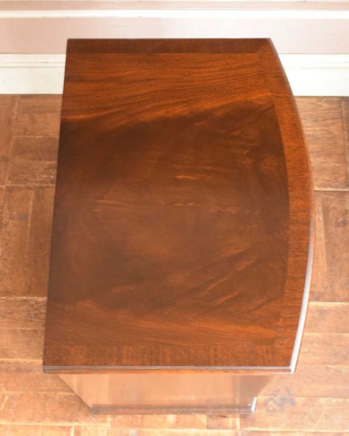 アンティークのチェスト アンティーク家具 スライドトレー付きのチェストオブドロワーズ、収納力があるアンティーク英国家具。何を置こうかな・・・?上から見ると、天板はこんな感じ。(q-1099-f)