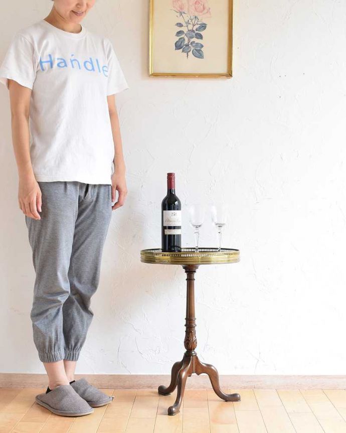 アンティークのテーブル　アンティーク家具　マホガニー材のアンティーク英国家具、ゴールドの縁のワインテーブル。移動もラクラクどこでも使える小さなテーブル持ち運び便利なワインテーブル。(q-1101-f)