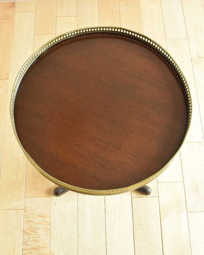 アンティークのテーブル　アンティーク家具　マホガニー材のアンティーク英国家具、ゴールドの縁のワインテーブル。天板を上から見ると･･･天板はこんな感じです。(q-1101-f)