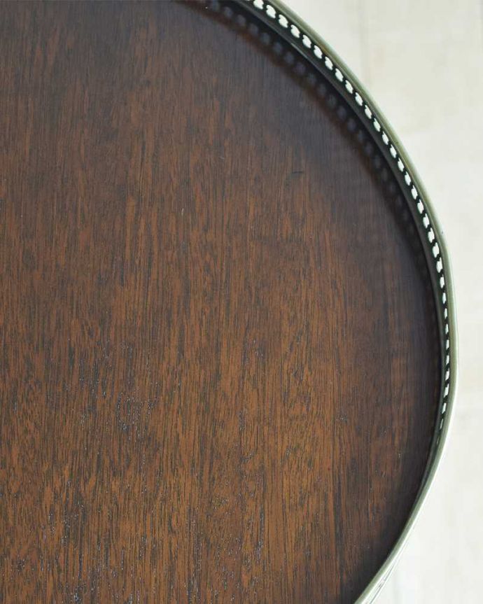 アンティークのテーブル　アンティーク家具　マホガニー材のアンティーク英国家具、ゴールドの縁のワインテーブル。近づいてみるとこんな感じ。(q-1101-f)